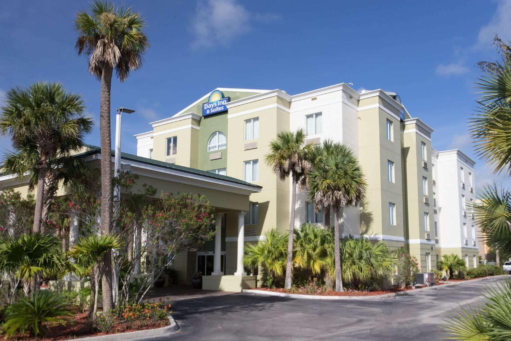 Days Inn & Suites by Wyndham Fort Pierce I-95 Main image 1